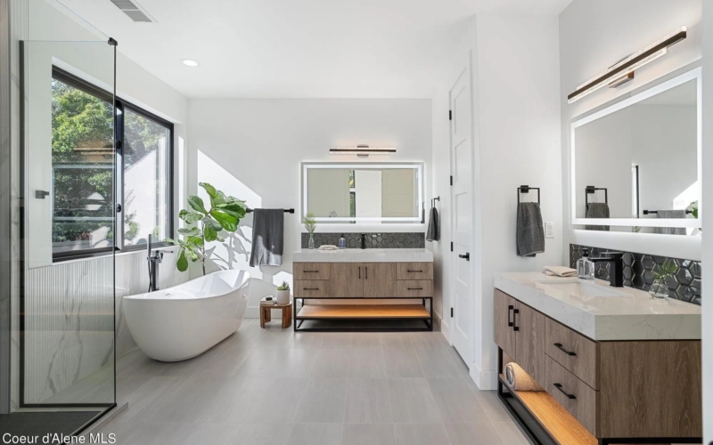 415 N 18th St, Coeur d’Alene, ID 83814 Master Bath