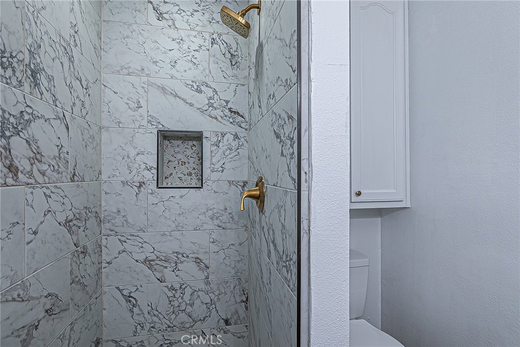424 Chaparral St, Santa Maria, CA 93454 Shower