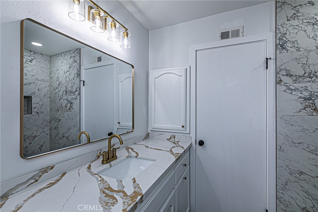 424 Chaparral St, Santa Maria, CA 93454 Vanity